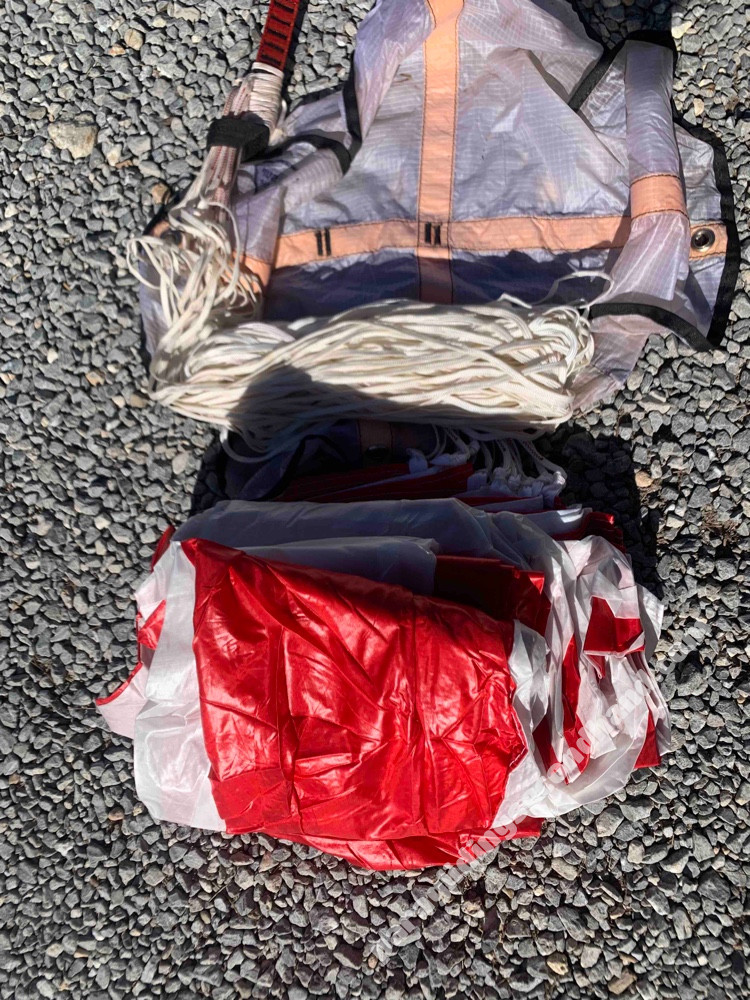 Parachute de secours Sup 08 light taille M 380 Euros ptv 110 kilos  année 2022