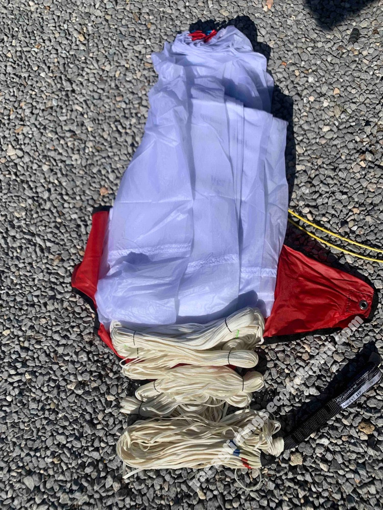 Parachute de secours Ozone angel V2 110Kilos pour parapentiste . Année de fabrication 2020. Mise en circulation 2022.