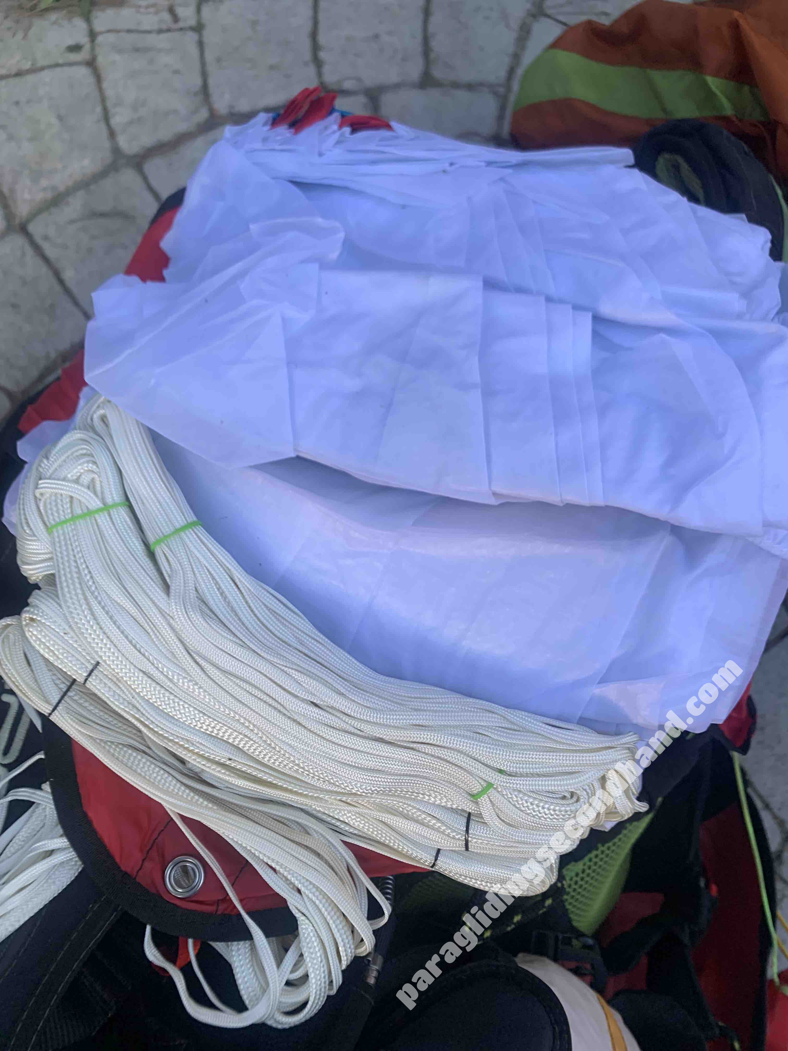 Parachute de secours Ozone angel V2 110Kilos pour parapentiste . Année de fabrication 2020. Mise en circulation 2022.