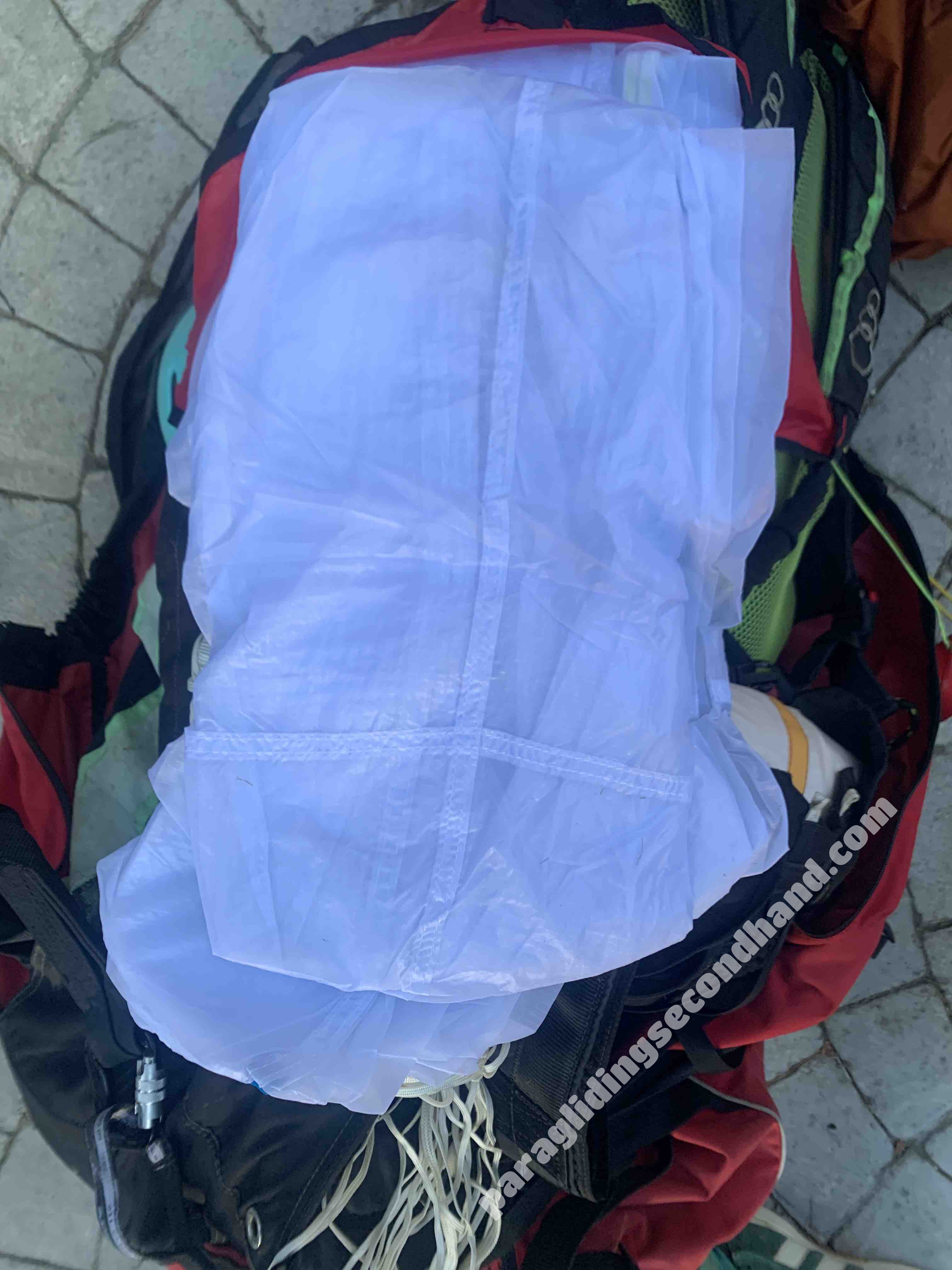 Parachute de secours Ozone angel V2 110Kilos pour parapentiste . Année de fabrication 2020. Mise en circulation 2022.