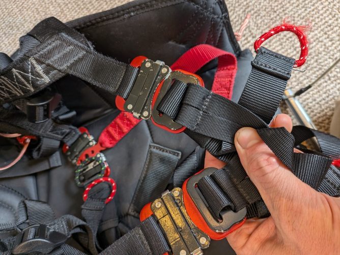 Full beginners kit -Niviuk Koyot 2, Gin Verso harness, reserve, travel bag, compression sack