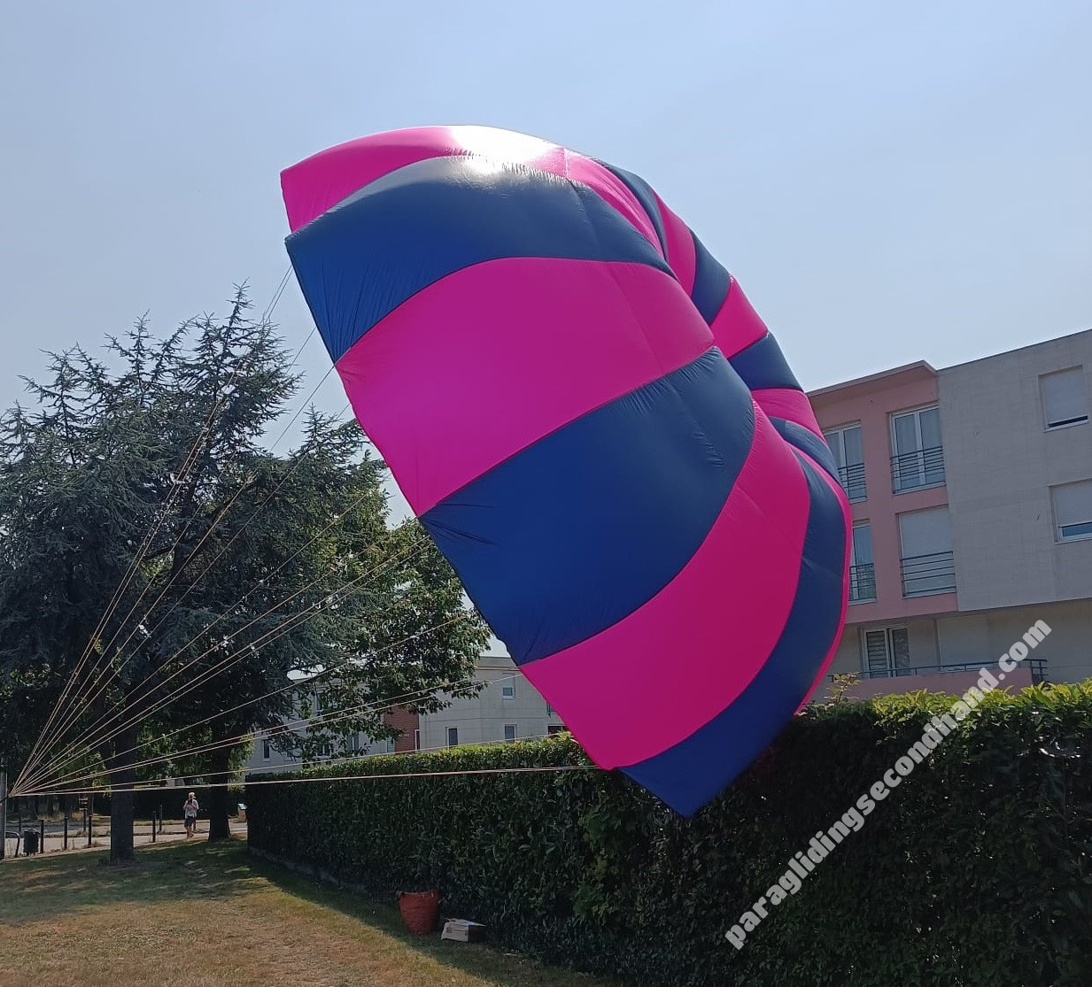 Parachute de secours 110 kg.