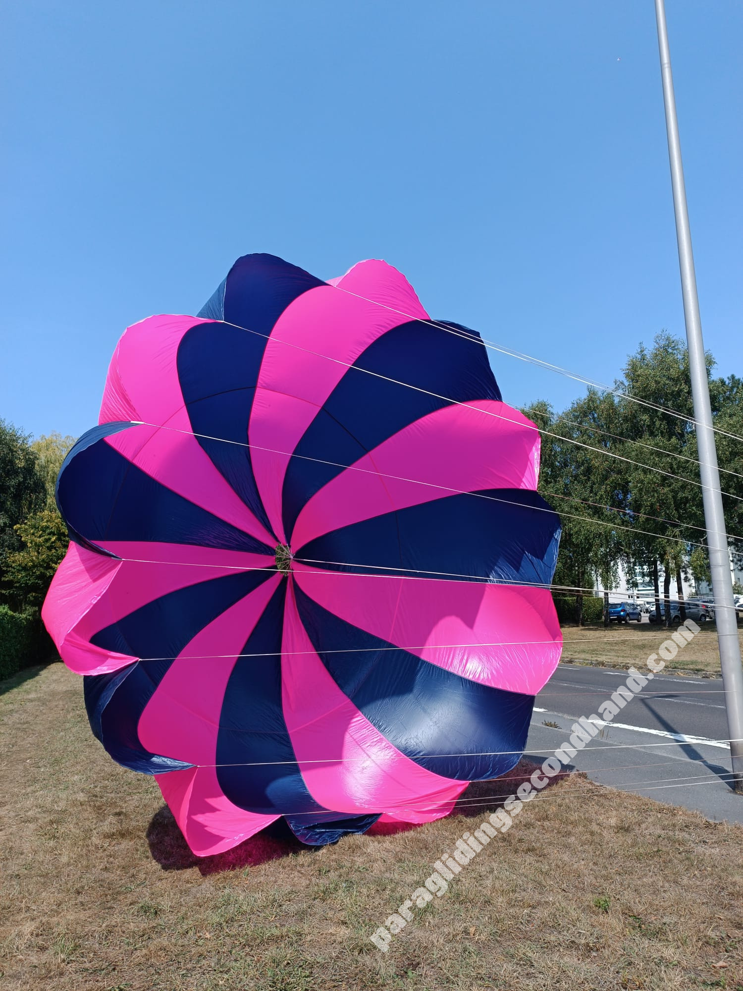 Parachute de secours 110 kg.